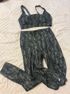 Fabletics Snake-Print Green Active Legging and Sports Bra Set - Green